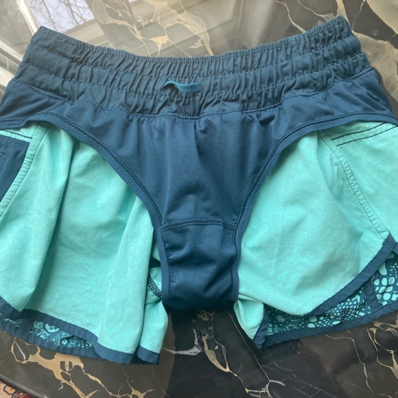 Lululemon shorts size 4 - Picture 5 of 6